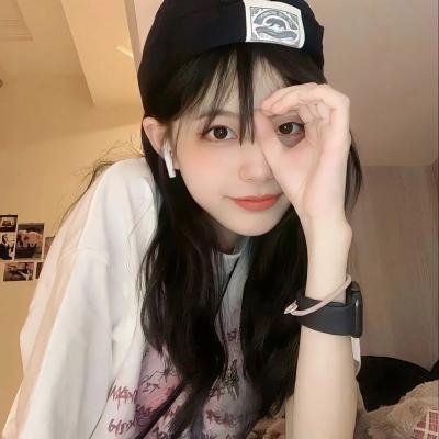 泳池里的女人